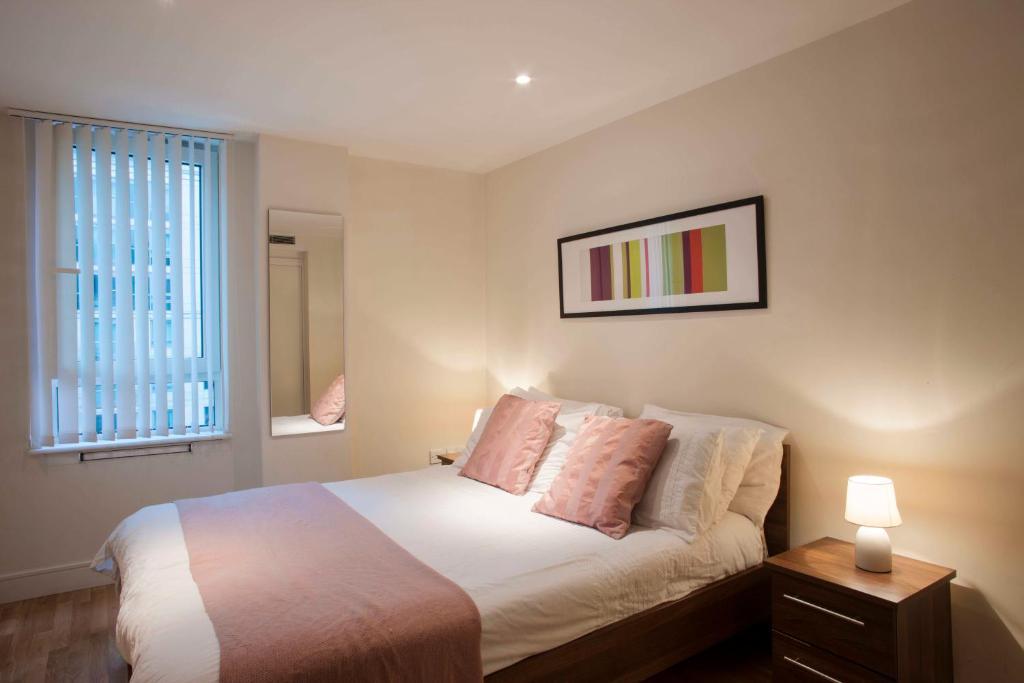 St George Wharf London Room photo