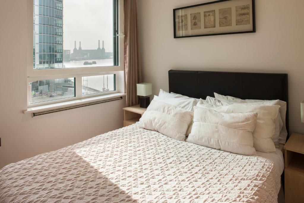 St George Wharf London Room photo