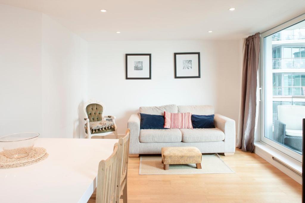 St George Wharf London Room photo