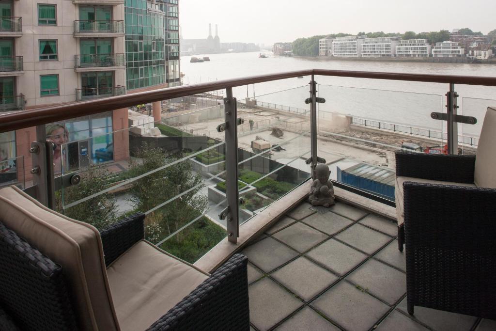 St George Wharf London Room photo